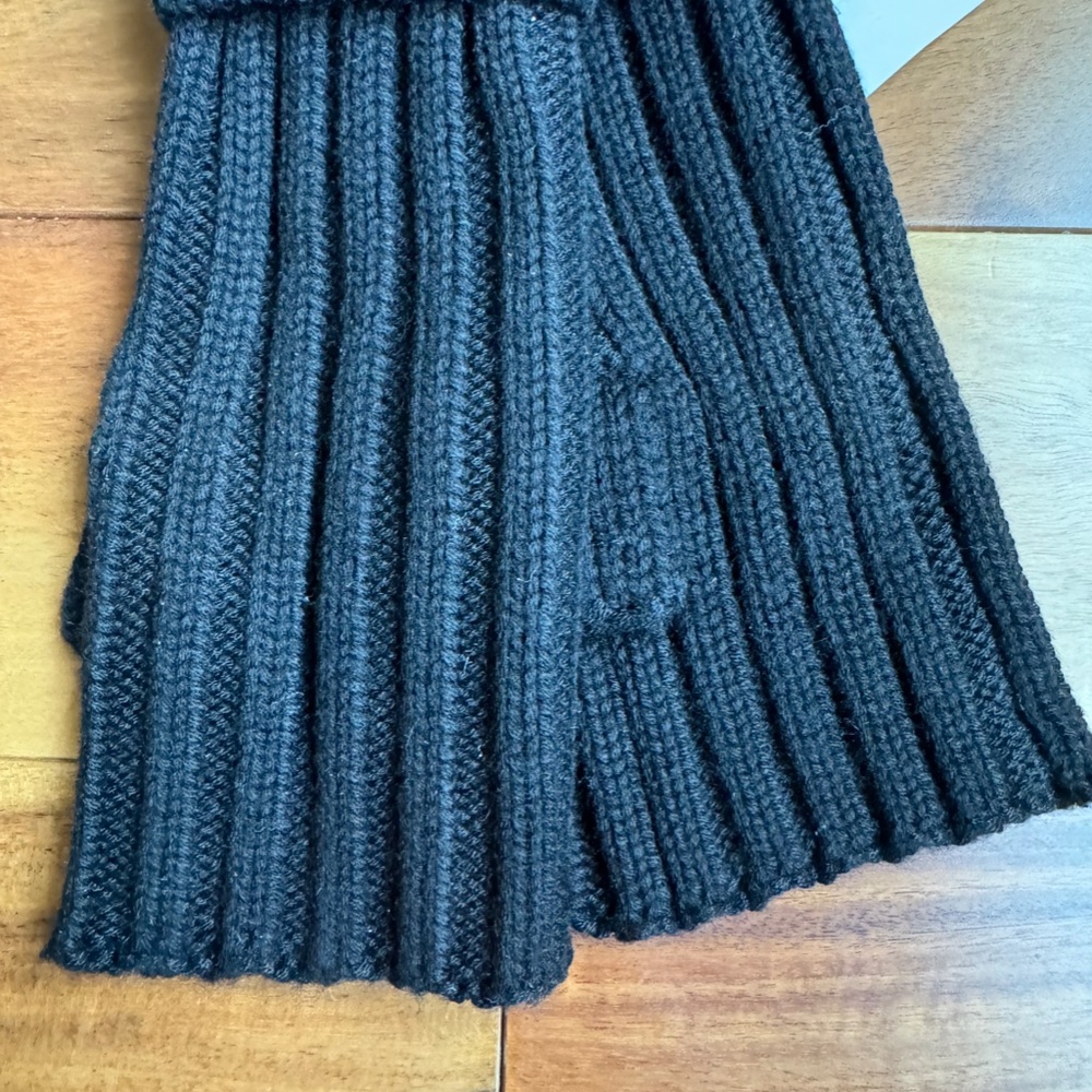 UGG Women's Soft Black Knit Fingerless Boucle Armwarmer Gloves NWT - Picture 3 of 6
